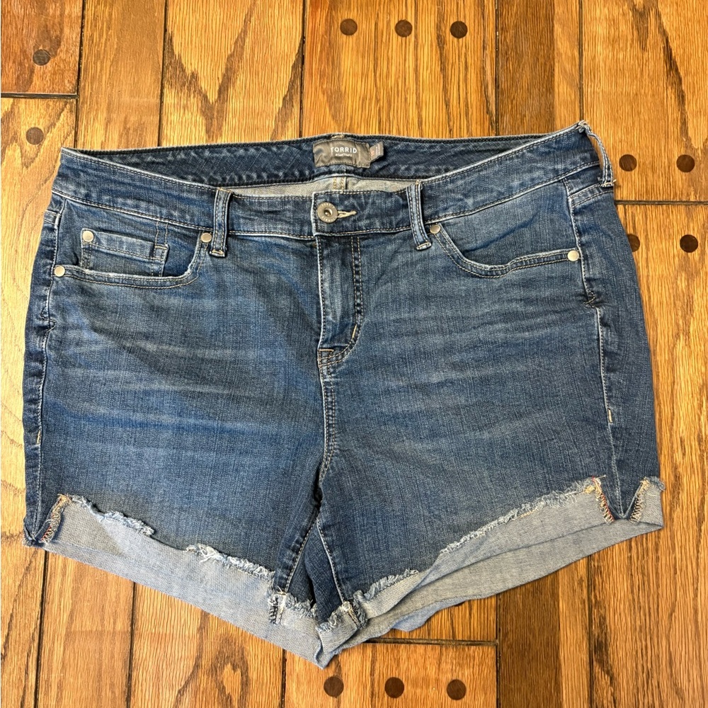 Torrid Mid-Rise Medium Wash Rolled Hem Jean Shorts Size 16 J5